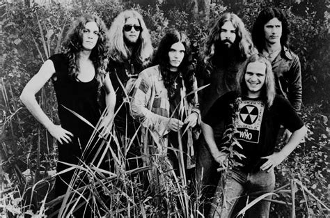 Free Bird - Lynyrd Skynyrd's Epic Southern Rock Anthem Soars with Melodic Guitar Solos and Soulful Vocals