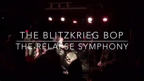 Blitzkrieg Bop: A Chaotic Symphony of Rebellious Vocals and Thundering Guitar Riffs